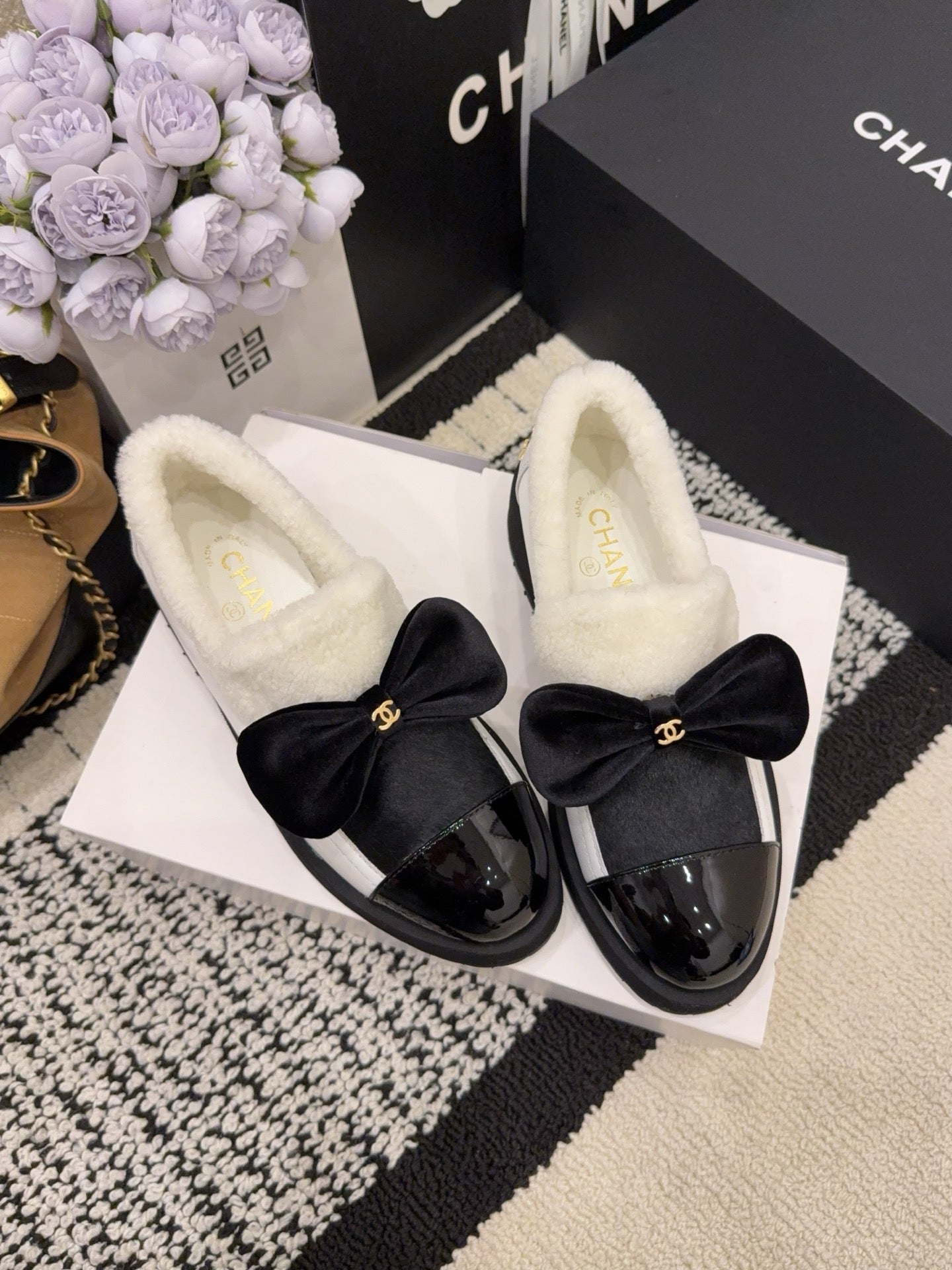 CC 26 Fur-lined Loafer With Bow Black White Wool Leather 588825