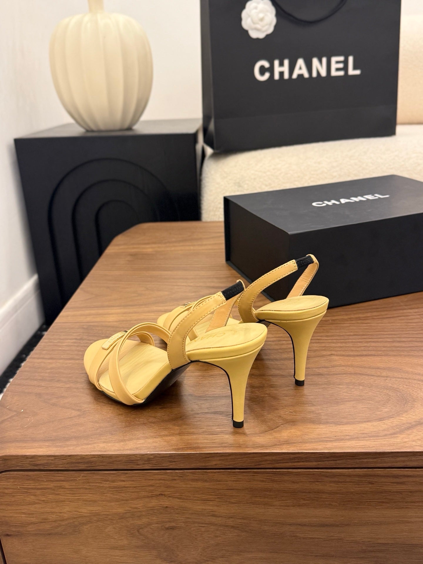 CC 26s Sandals 80 Beige Sheepskin 183529