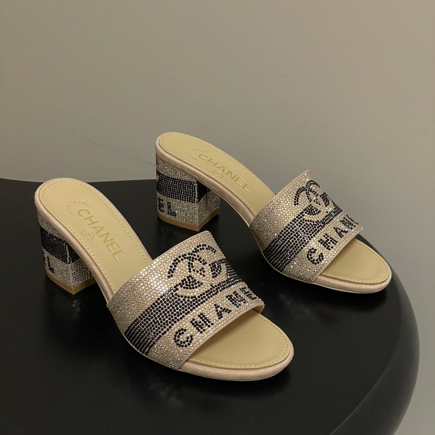 CC 26s  Sandals 70 Beige Sheepskin Rhinestones 649511