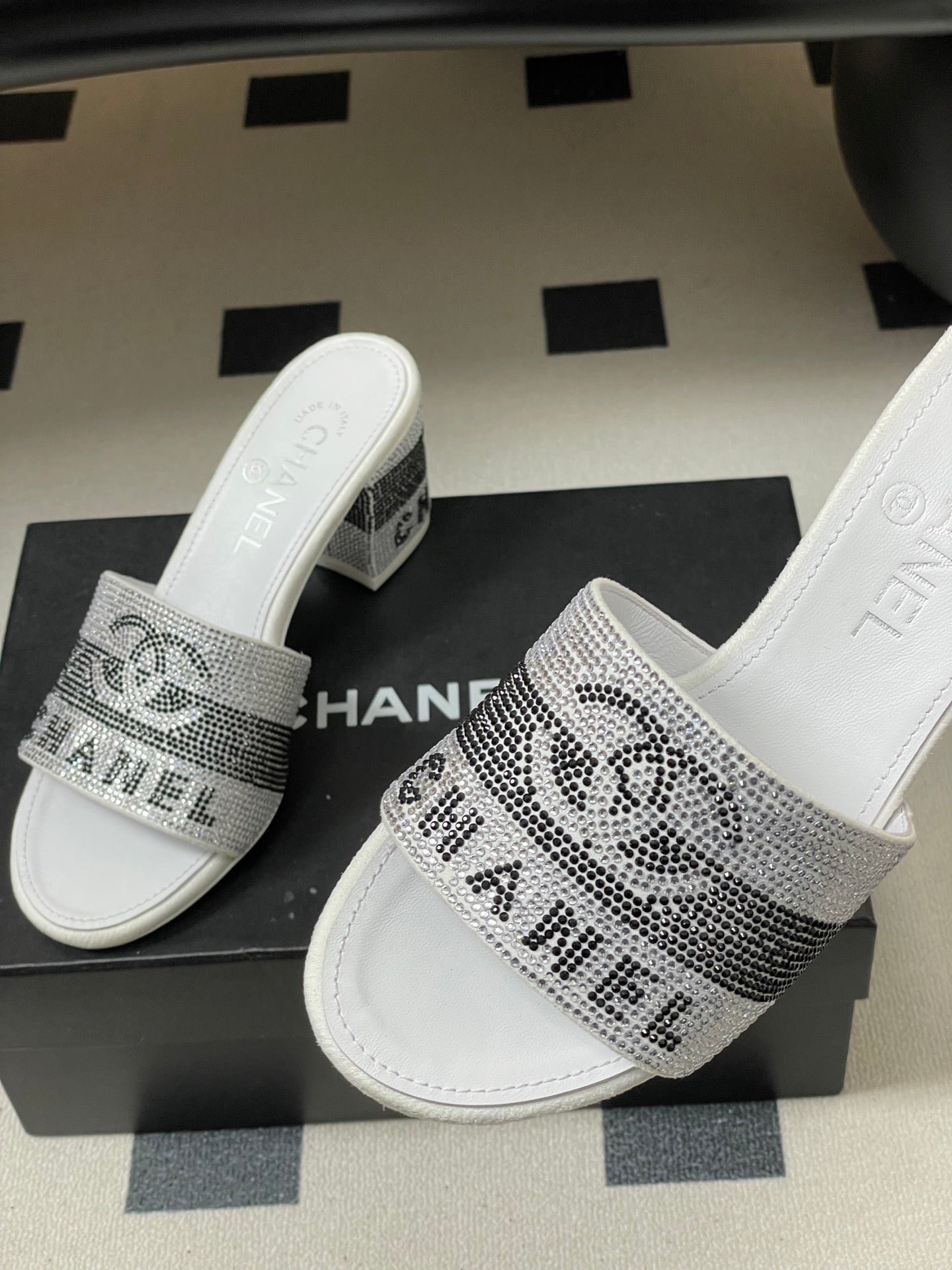 CC 26s  Sandals 70 White Gray Sheepskin Rhinestones 649512
