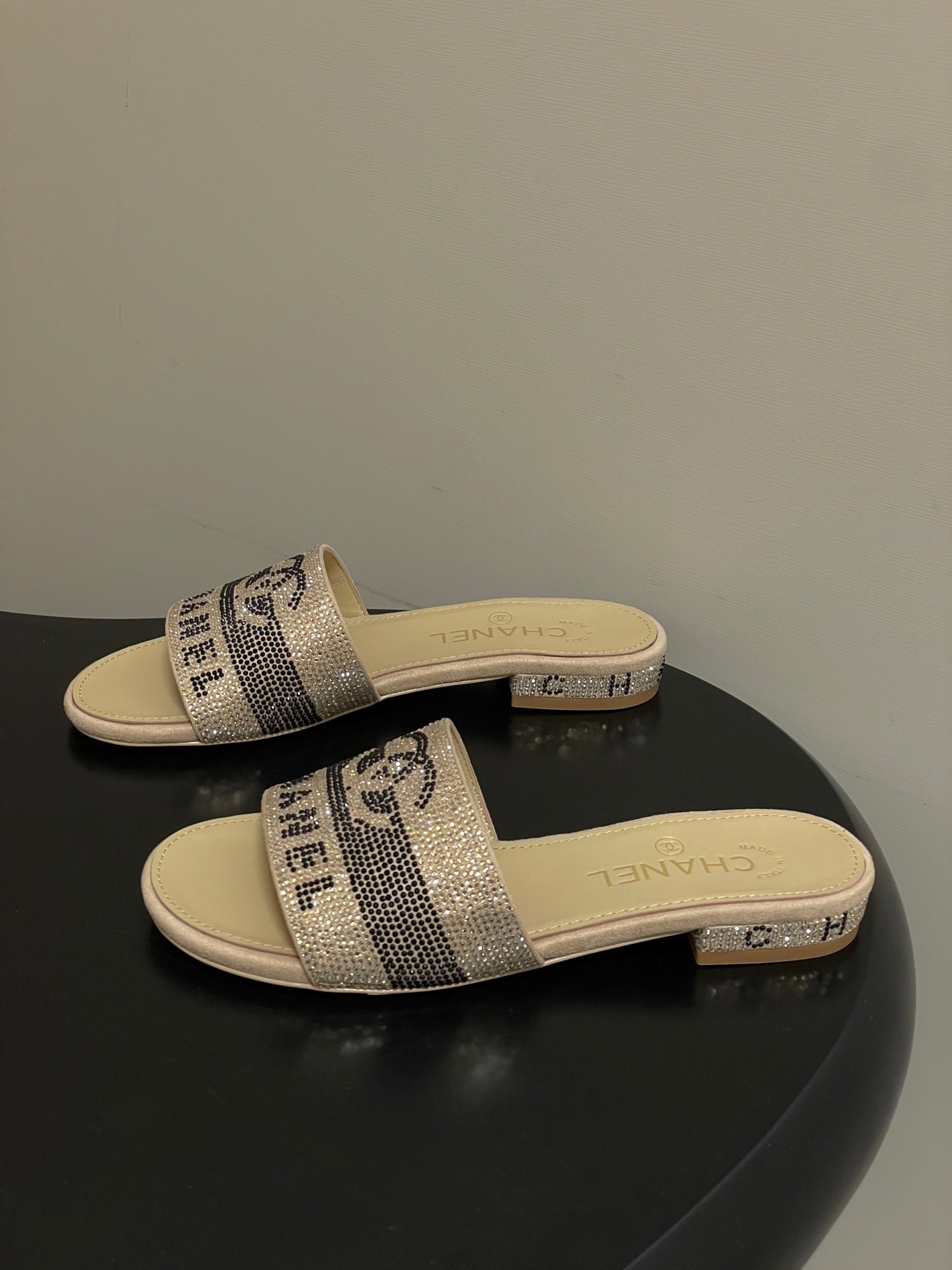 CC 26s Flat Sandals Beige Sheepskin Rhinestones 649514