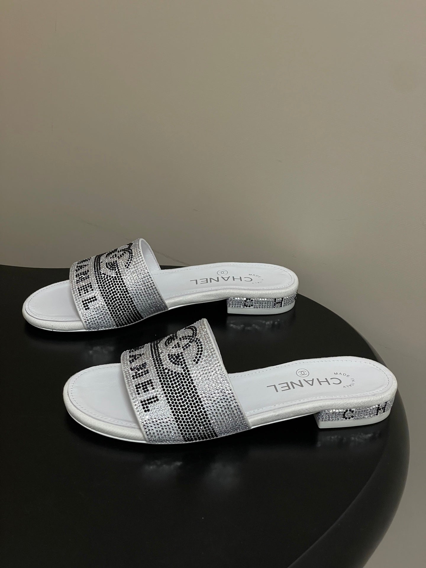 CC 26s Flat Sandals White Gray Sheepskin Rhinestones 649515