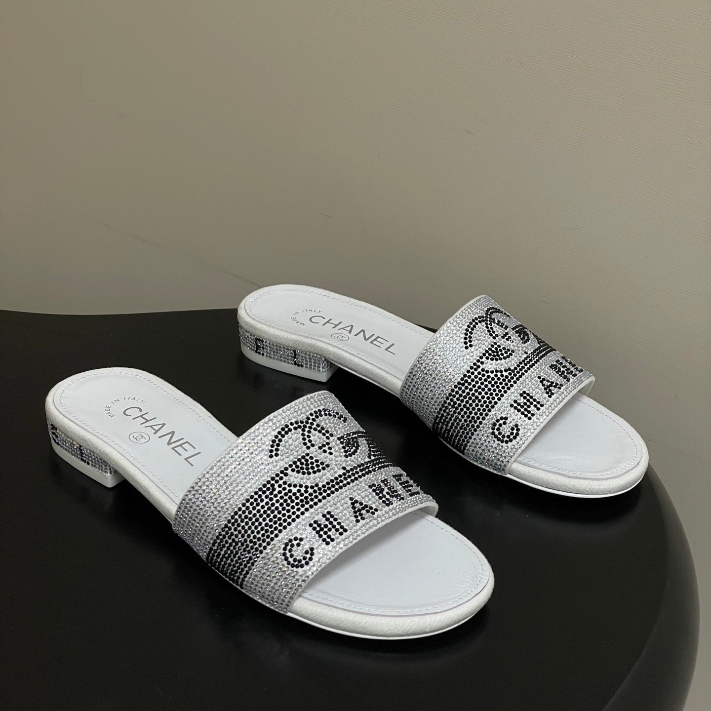CC 26s Flat Sandals White Gray Sheepskin Rhinestones 649515