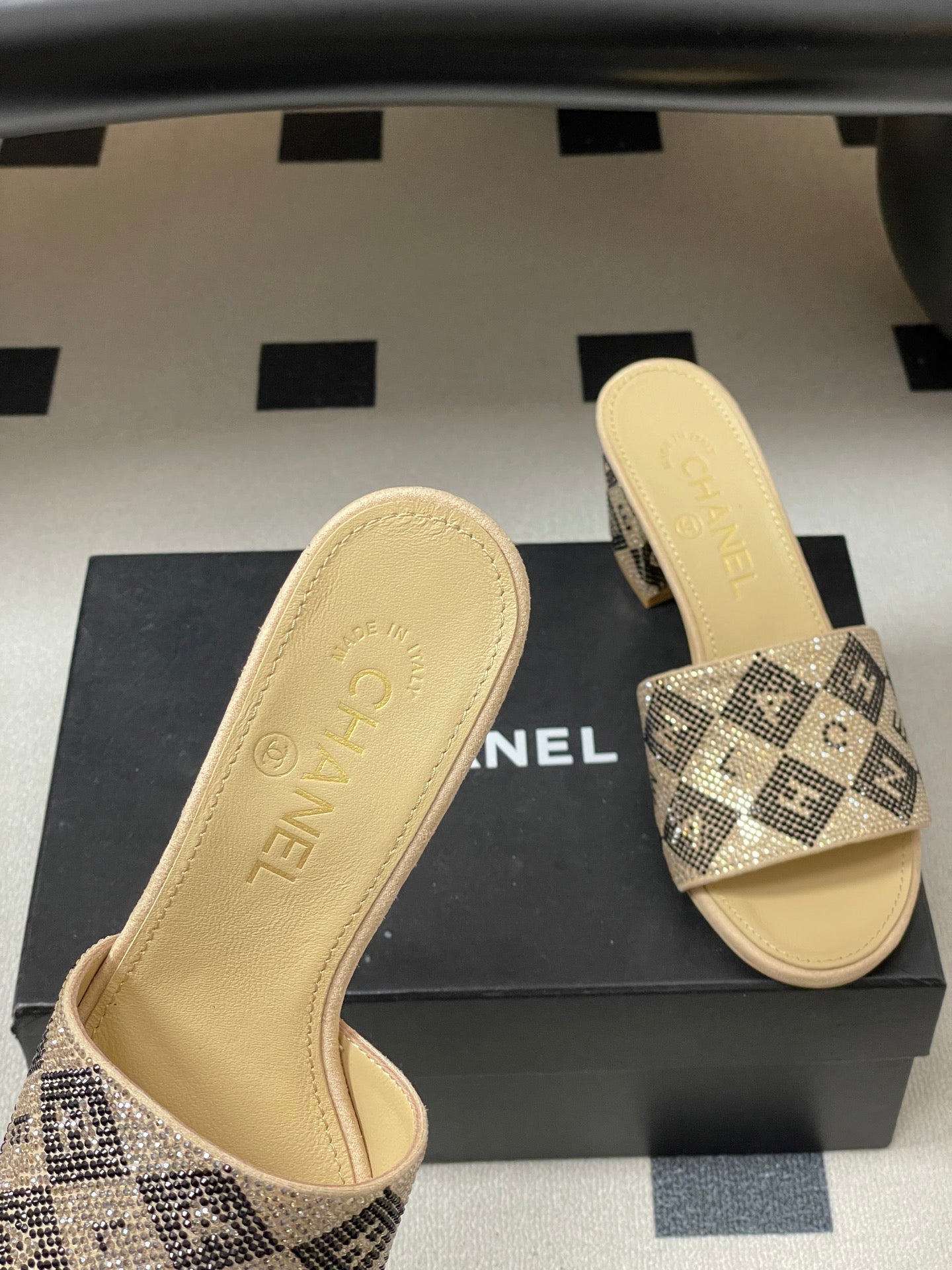 CC 26s Sandals 70 Beige Sheepskin Rhinestones 649517