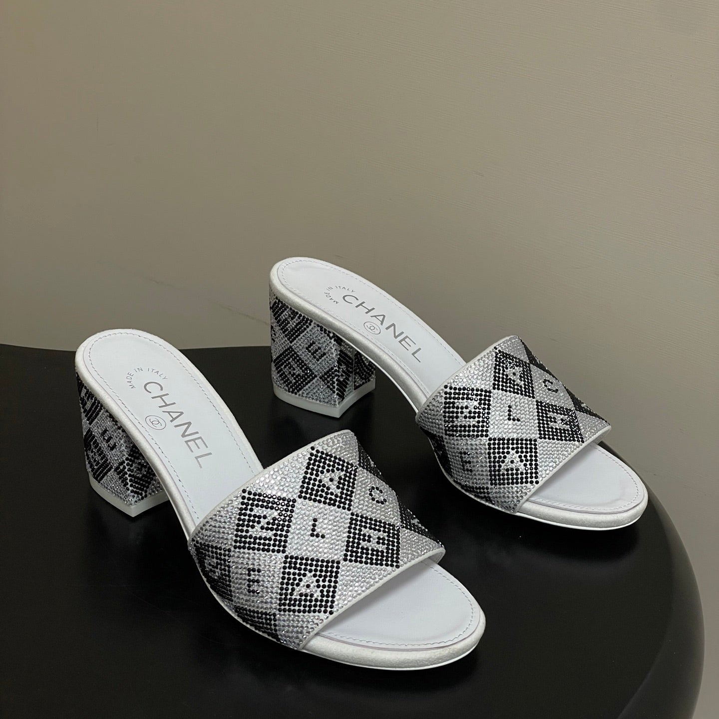 CC 26s Sandals 70 White Gray Sheepskin Rhinestones 649518