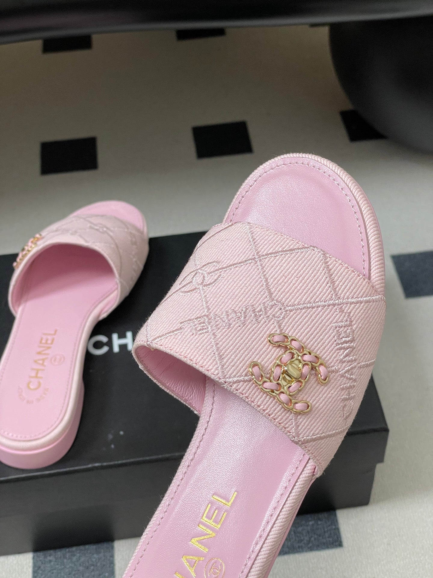 CC 26s Flat Sandals Pink Canvas Sheepskin Double C 649509