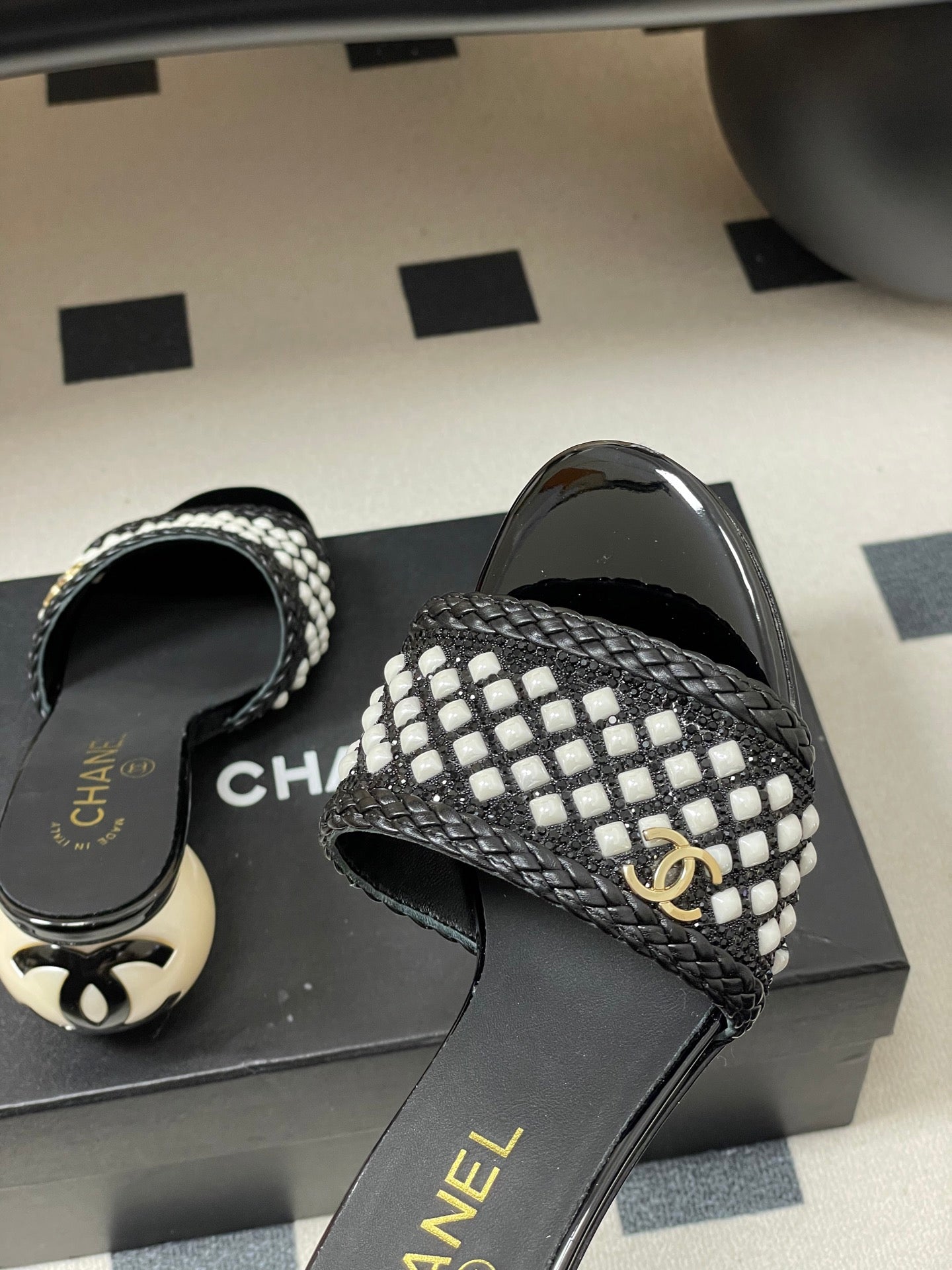 CC 26s Pearl Sandals 70 Black Patent Leather 649540