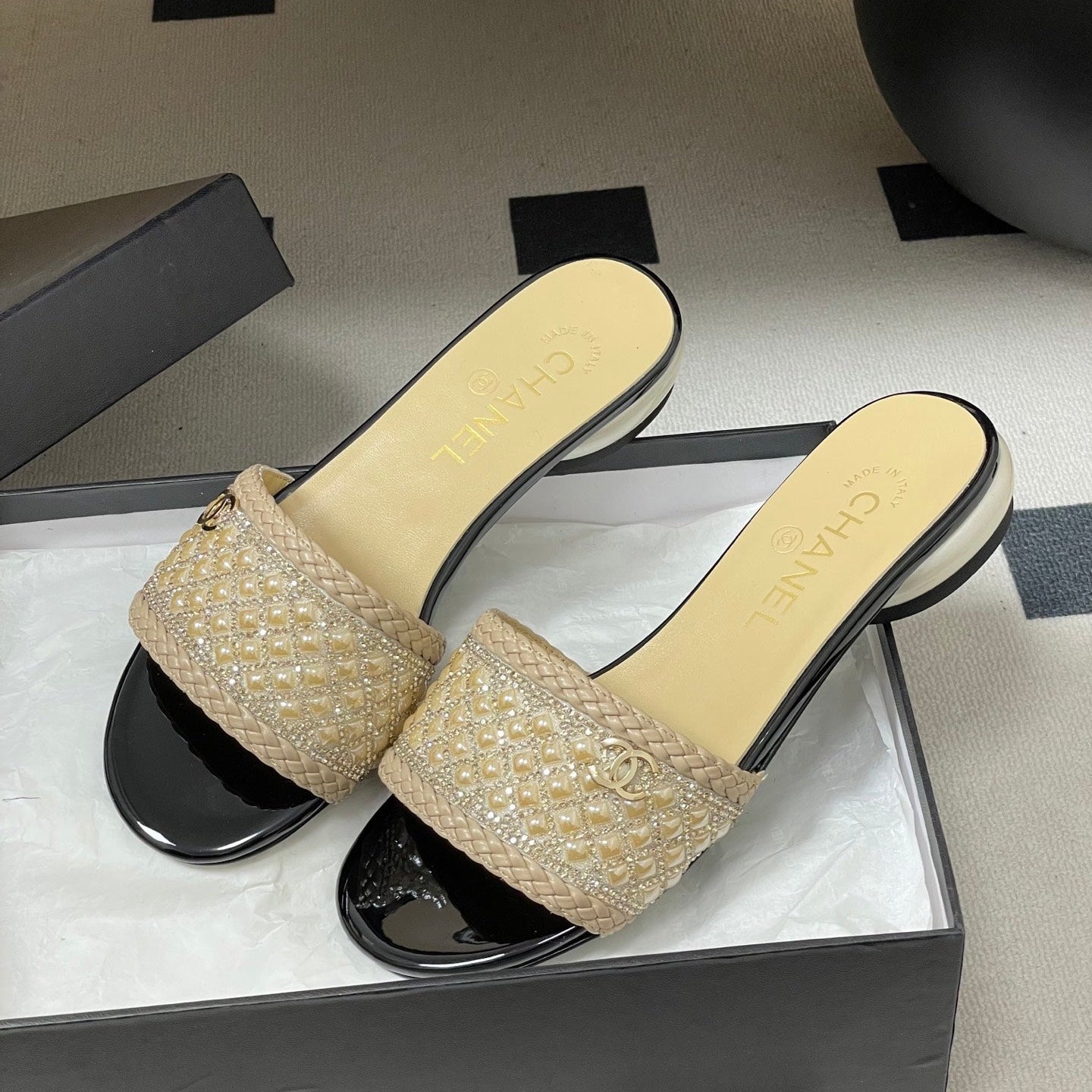 CC 26s Pearl Flat Sandals Beige Patent Leather 649541