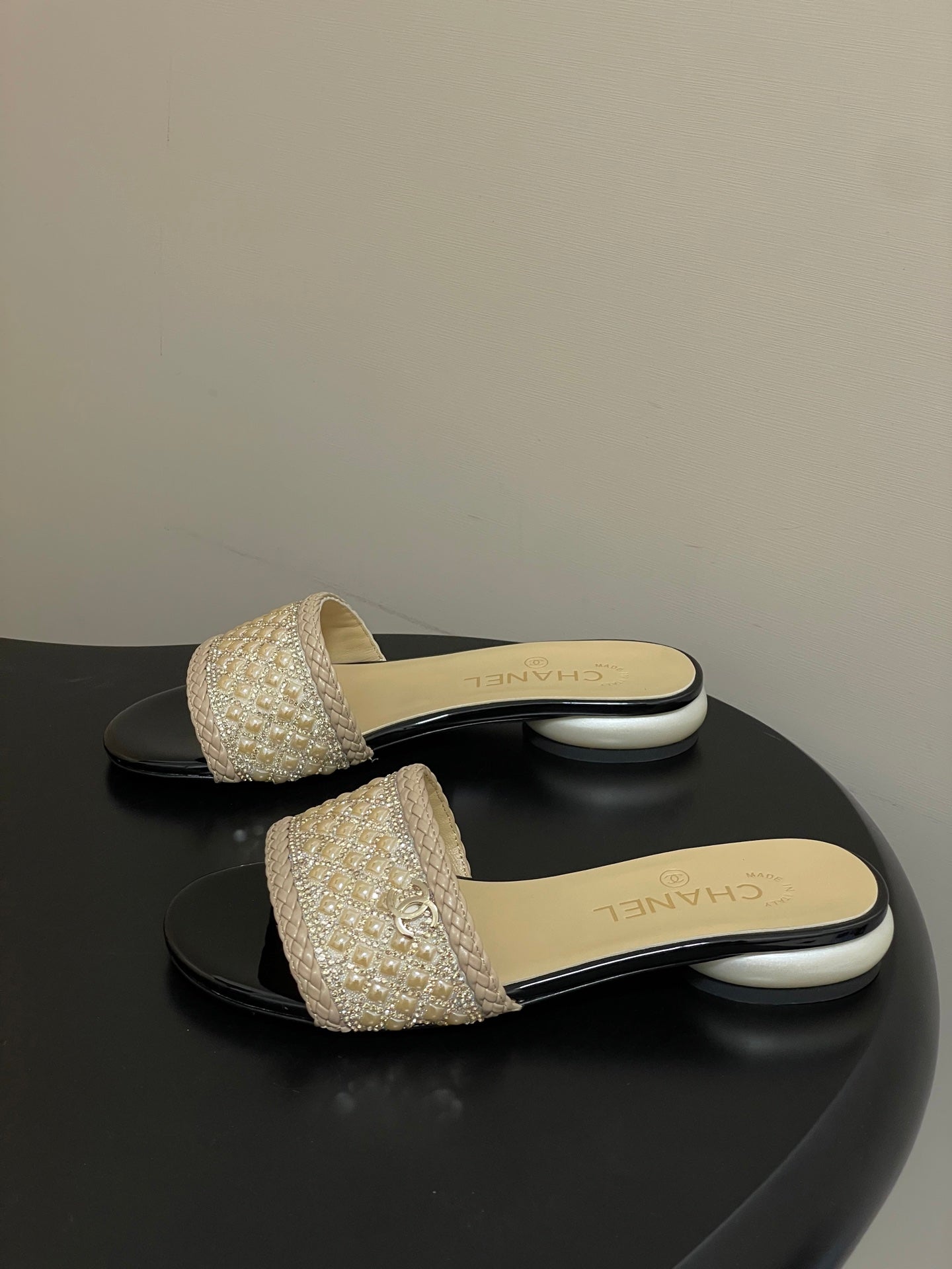CC 26s Pearl Flat Sandals Beige Patent Leather 649541
