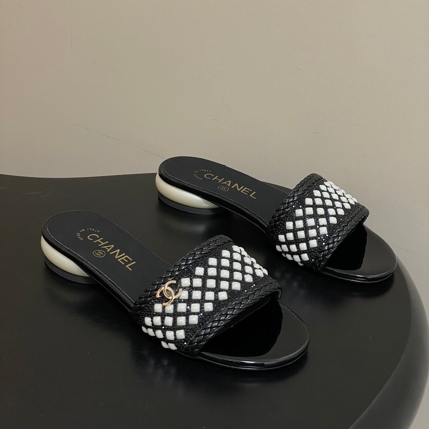 CC 26s Pearl Flat Sandals Black White Patent Leather 649543