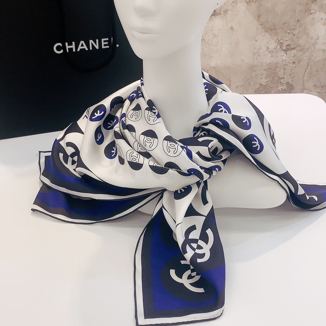 CC Square Scarf 90 CM In White Mix Blue Silk Twill 288718