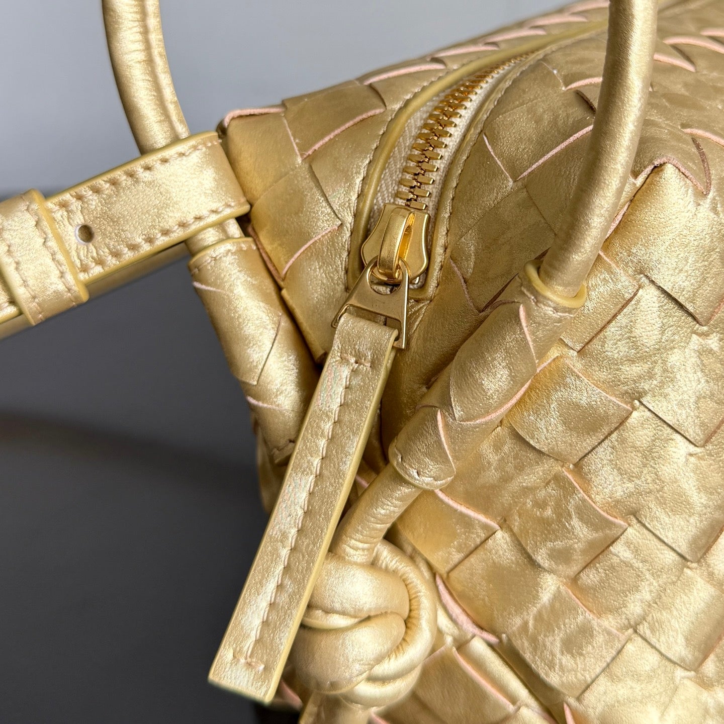 Bottega Veneta 2026 Loop Bag 21cm Intrecciato Woven Leather