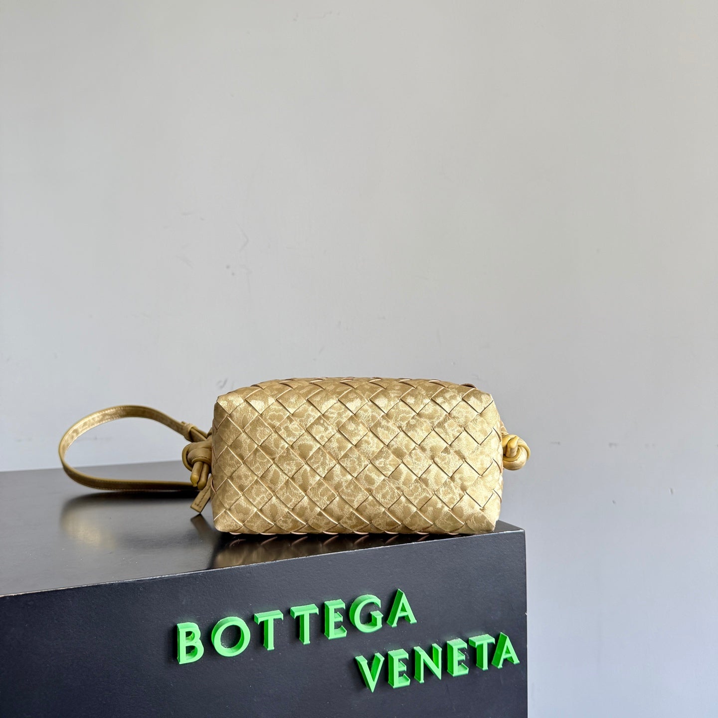 Bottega Veneta 2026 Loop Bag 21cm Intrecciato Woven Leather