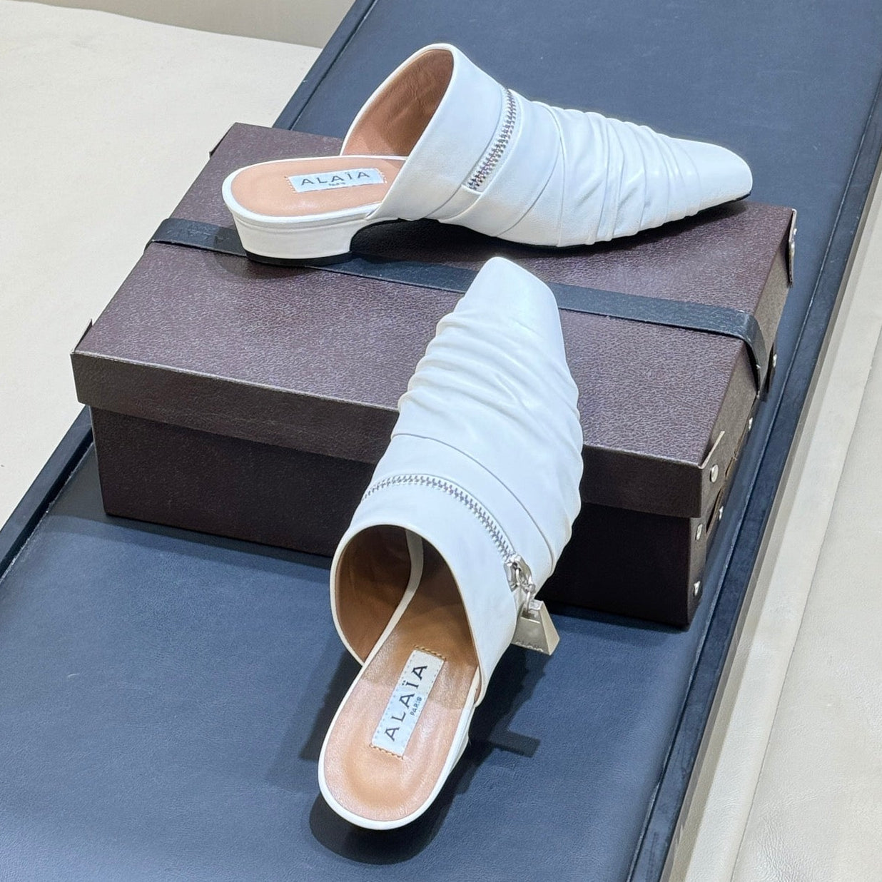 Alaia 2026 Pointed-Toe Mules Leather 789596