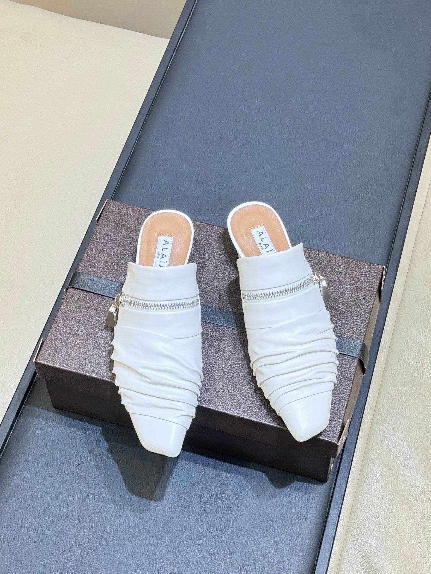 Alaia 2026 Pointed-Toe Mules Leather 789596