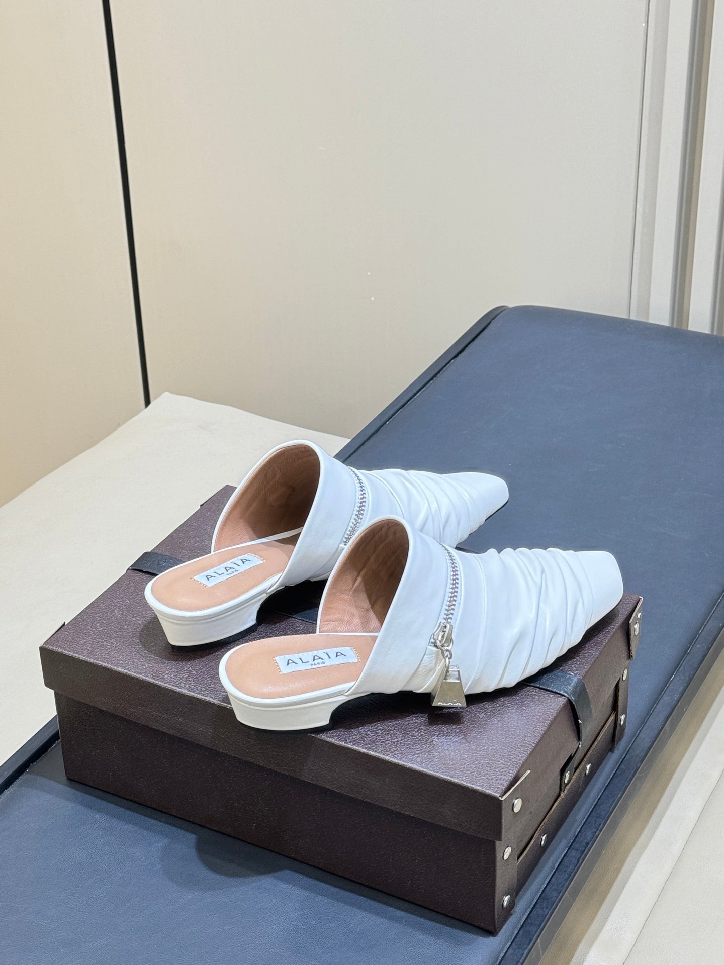 Alaia 2026 Pointed-Toe Mules Leather 789596