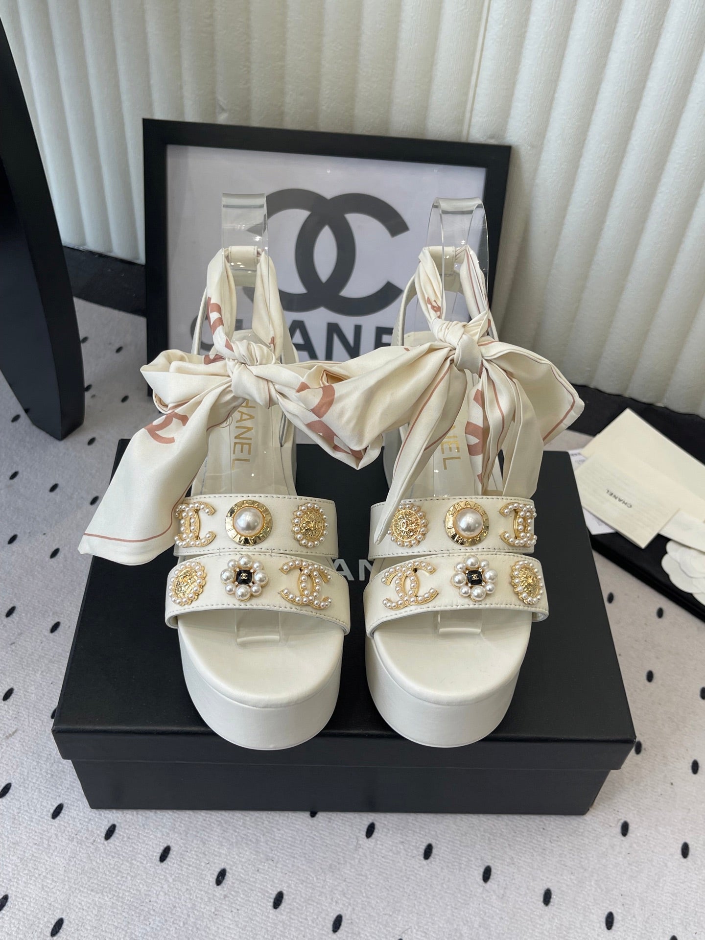 CC 26s Platform Sandals 75 White Sheepskin Mixed Gold Charm 650089