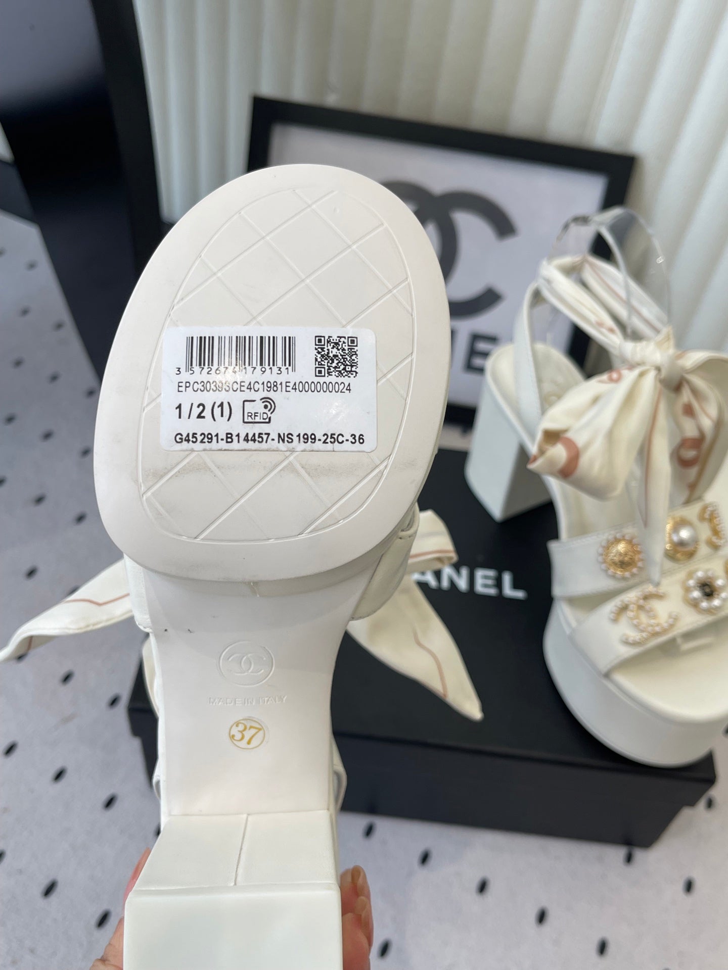 CC 26s Platform Sandals 75 White Sheepskin Mixed Gold Charm 650089