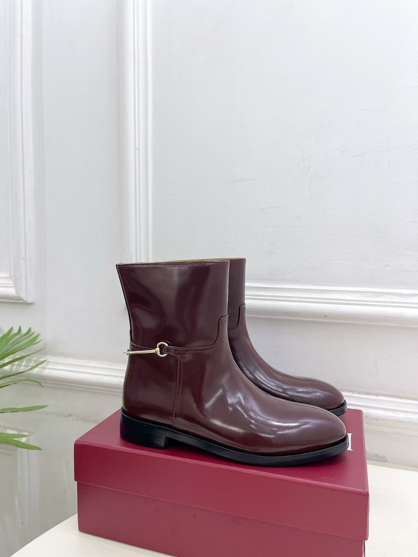 Gucci 25𝐬𝐬 horsebit  ankle boots burgundy patent calfskin 435385