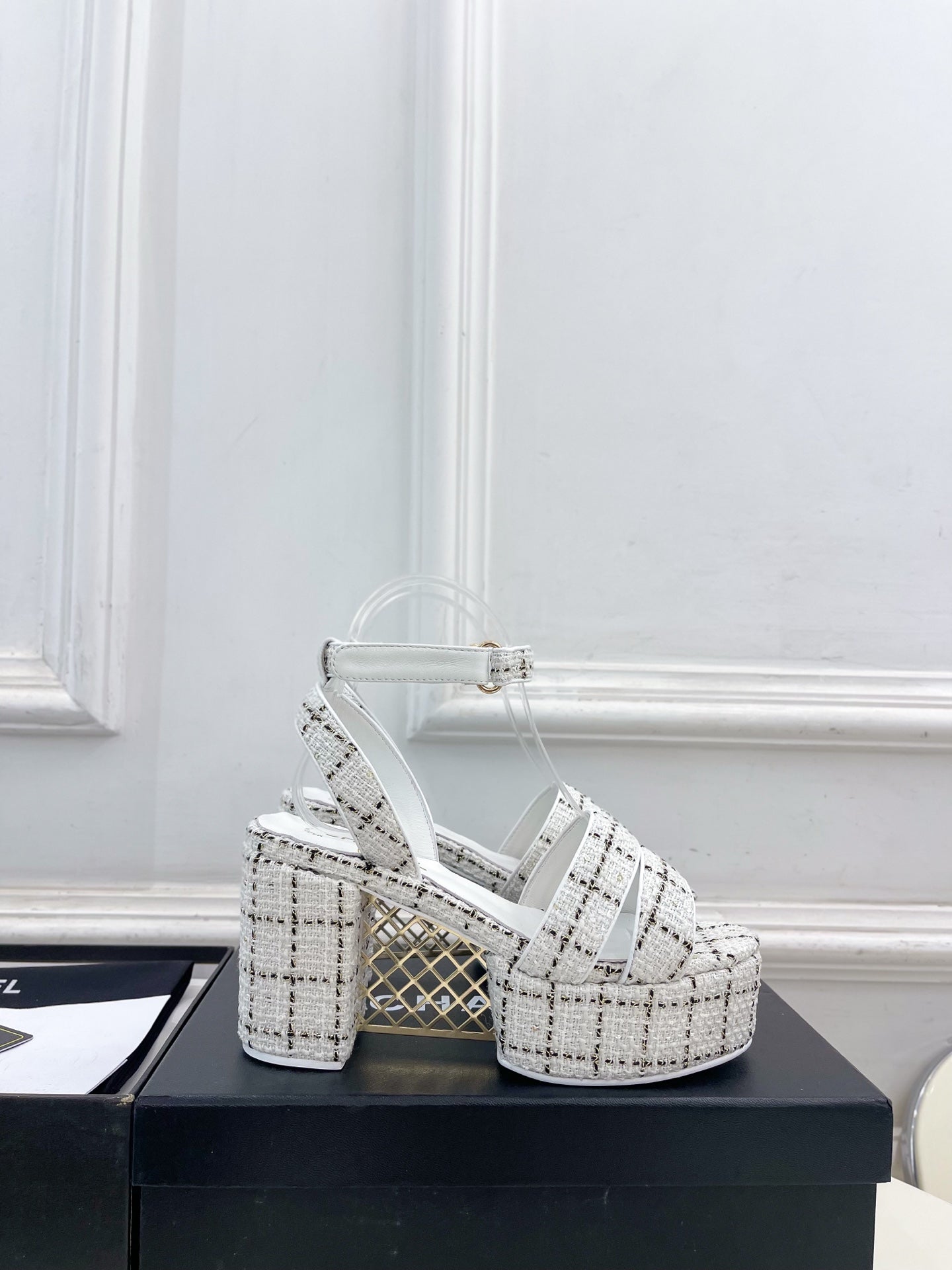 CC 26s HighHeeled Platform Sandals 85 White Black Tweed 631864