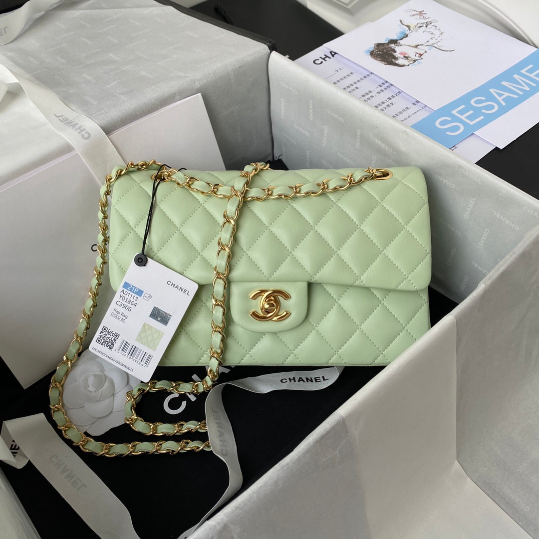 Medium Classic Flap Bag 23cm Lambskin Gold Hardware